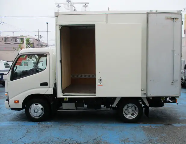 トヨタ ダイナ 小型 アルミバン サイドドア TKG-XZC605の中古トラック画像4