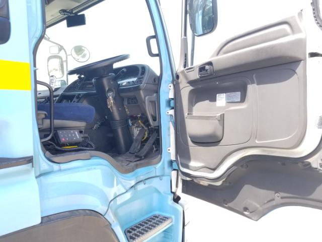 いすゞ ギガ 大型 ウイング エアサス ベッドの中古トラック画像8