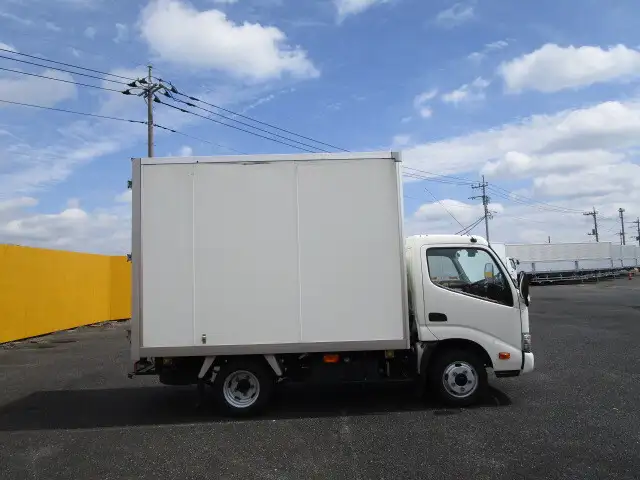 トヨタ ダイナ 小型 アルミバン サイドドア TKG-XZC605の中古トラック画像3