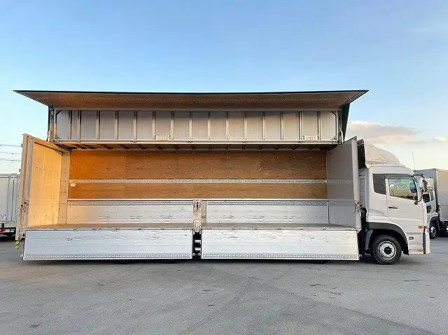日産UD クオン 大型 ウイング エアサス ベッドの中古トラック画像4