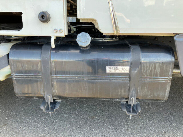 三菱 キャンター 小型 平ボディ Wキャブ(ダブルキャブ) 床鉄板の中古トラック画像15