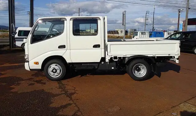 日野 デュトロ 小型 平ボディ Wキャブ 2RG-XZU605Mの中古トラック画像2