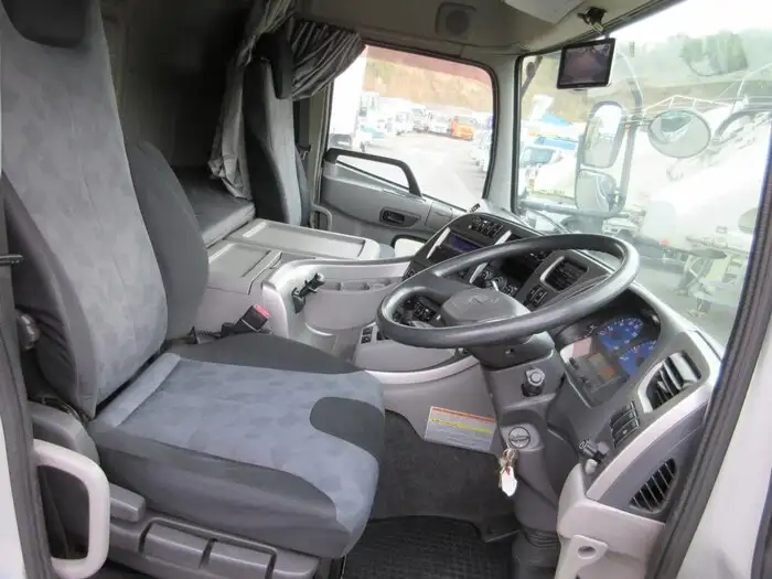日産UD クオン 大型 ウイング エアサス ベッドの中古トラック画像9