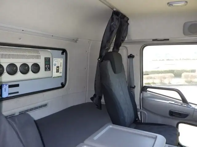 日産UD クオン 大型 ウイング エアサス ベッドの中古トラック画像9