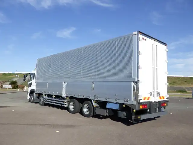 日産UD クオン 大型 ウイング エアサス ベッドの中古トラック画像4