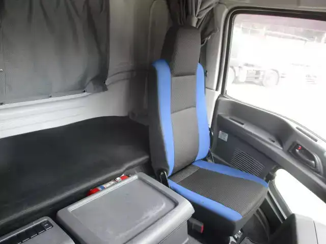 いすゞ ギガ 大型 ウイング ベッド 2PG-CYJ77Cの中古トラック画像9