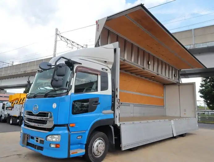 日産UD クオン 大型 ウイング エアサス ベッドの中古トラック画像1