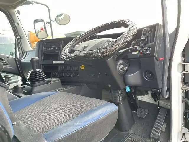 いすゞ ギガ 大型 ウイング エアサス ベッドの中古トラック画像12