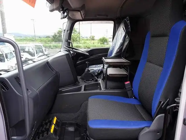 いすゞ ギガ 大型 ウイング エアサス ベッドの中古トラック画像9