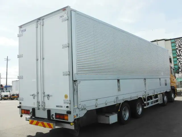 日産UD クオン 大型 ウイング エアサス ベッドの中古トラック画像4