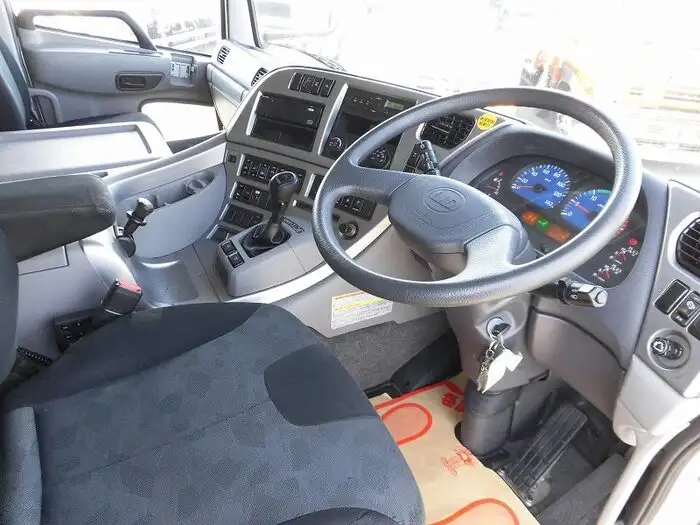 日産UD クオン 大型 ウイング エアサス ベッドの中古トラック画像9