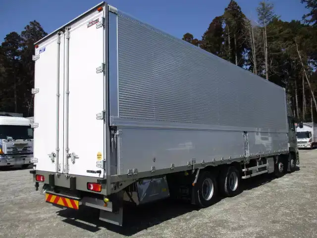 日産UD クオン 大型 ウイング エアサス ベッドの中古トラック画像2