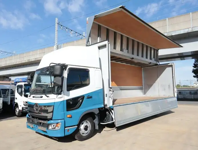 日野 レンジャー 中型/増トン ウイング ベッド 2KG-FD2ABAの中古トラック画像1