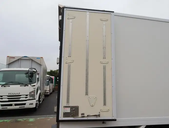 いすゞ エルフ 小型 冷凍冷蔵 中温 床ステンの中古トラック画像10