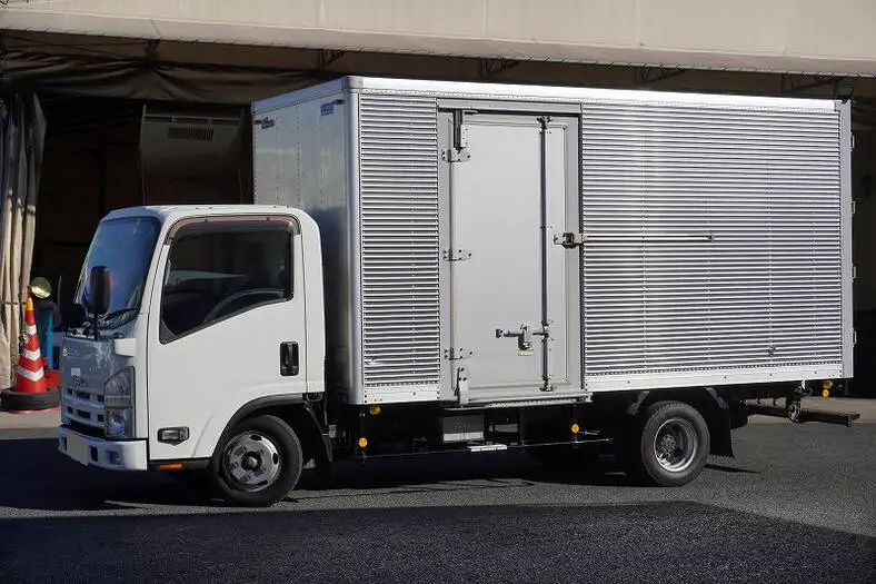 いすゞ エルフ 小型 アルミバン サイドドア TKG-NLR85ANの中古トラック画像1