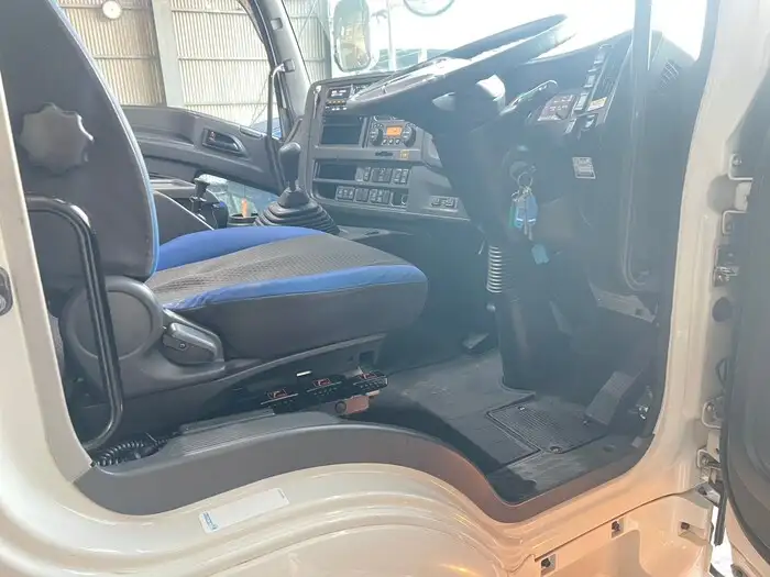 いすゞ ギガ 大型 ウイング ベッド 2PG-CYJ77Cの中古トラック画像10