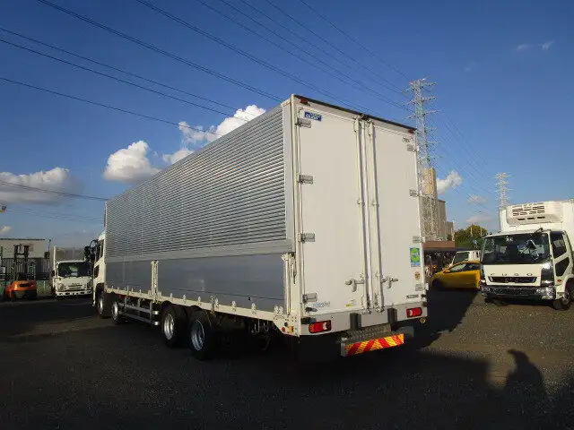 日産UD クオン 大型 ウイング エアサス ベッドの中古トラック画像4