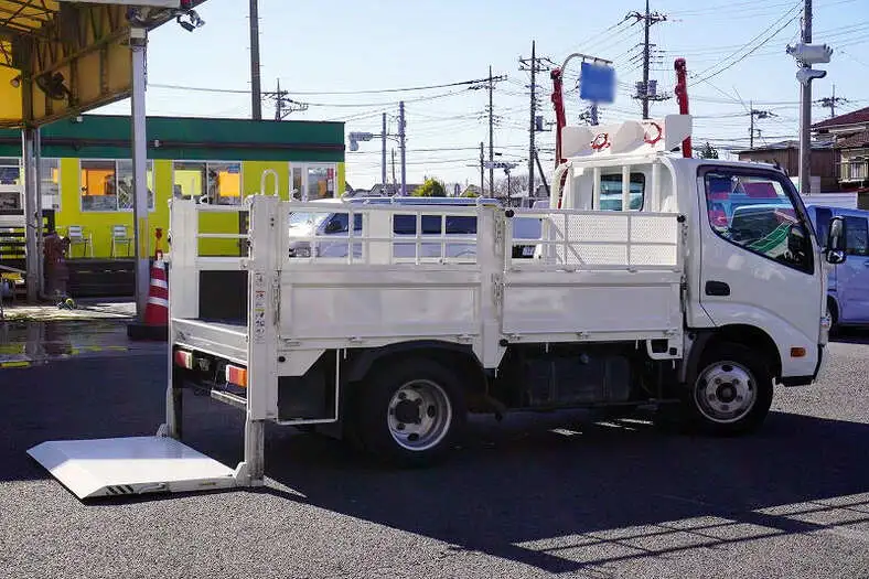 日野 デュトロ 小型 平ボディ パワーゲート 床鉄板の中古トラック画像4