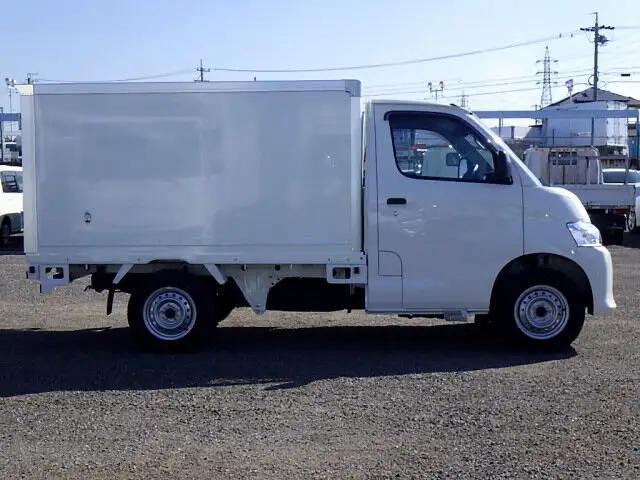 マツダ ボンゴ 小型 冷凍冷蔵 低温 床ステンの中古トラック画像3