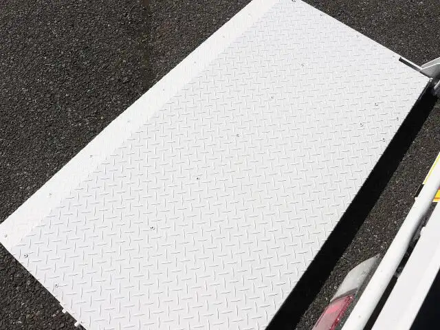 いすゞ エルフ 小型 平ボディ パワーゲート 床鉄板の中古トラック画像10