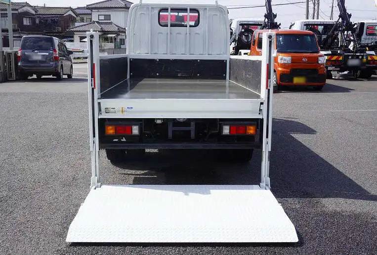 三菱 キャンター 小型 平ボディ パワーゲート 床鉄板の中古トラック画像4
