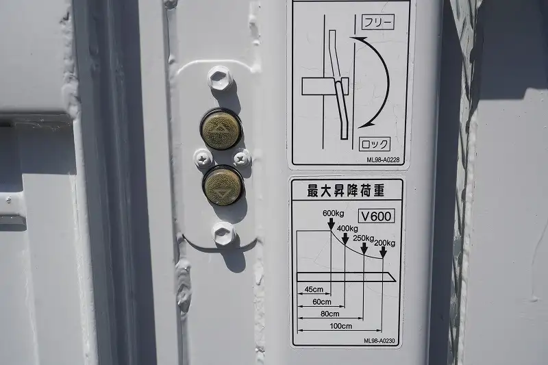 いすゞ エルフ 小型 平ボディ パワーゲート 床鉄板の中古トラック画像7