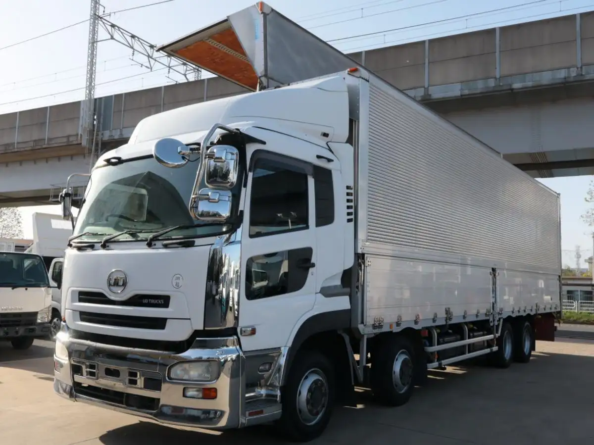 日産UD クオン 大型 ウイング エアサス ベッドの中古トラック画像1
