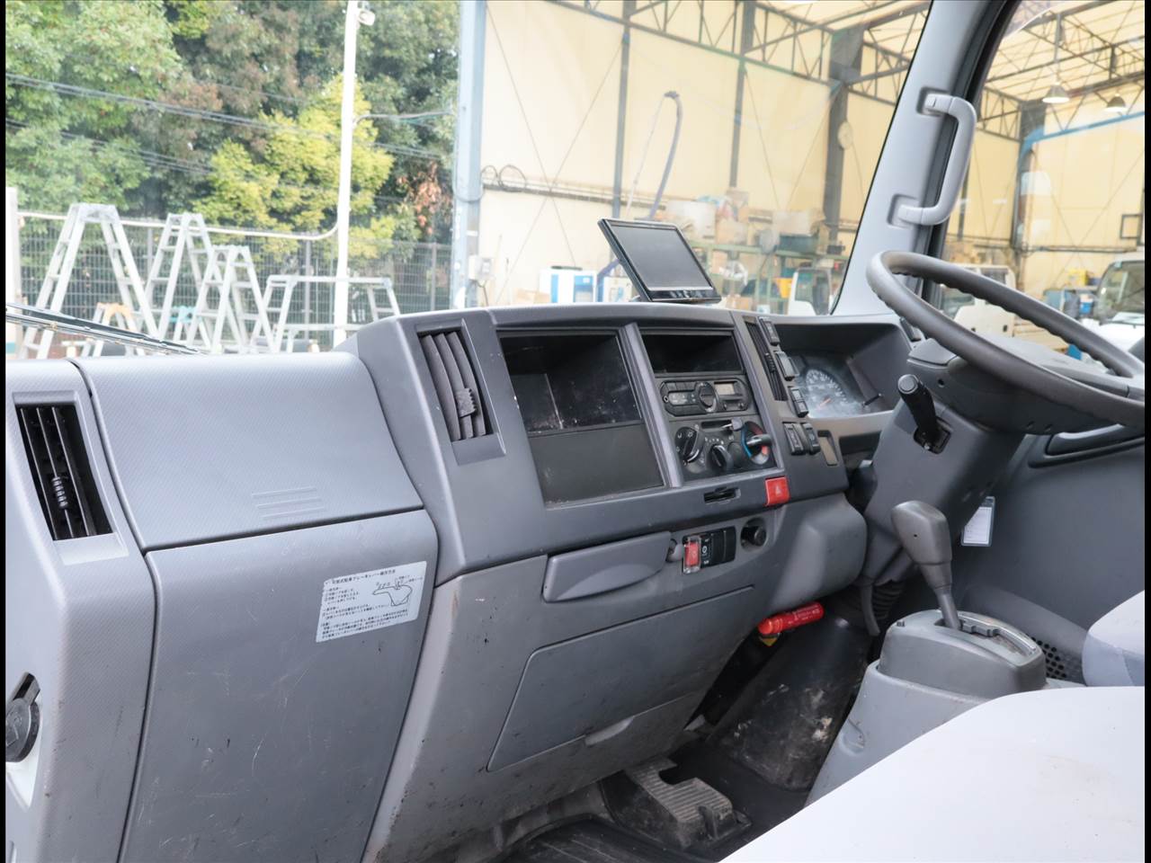 いすゞ エルフ 小型 平ボディ パワーゲート 床鉄板の中古トラック画像12