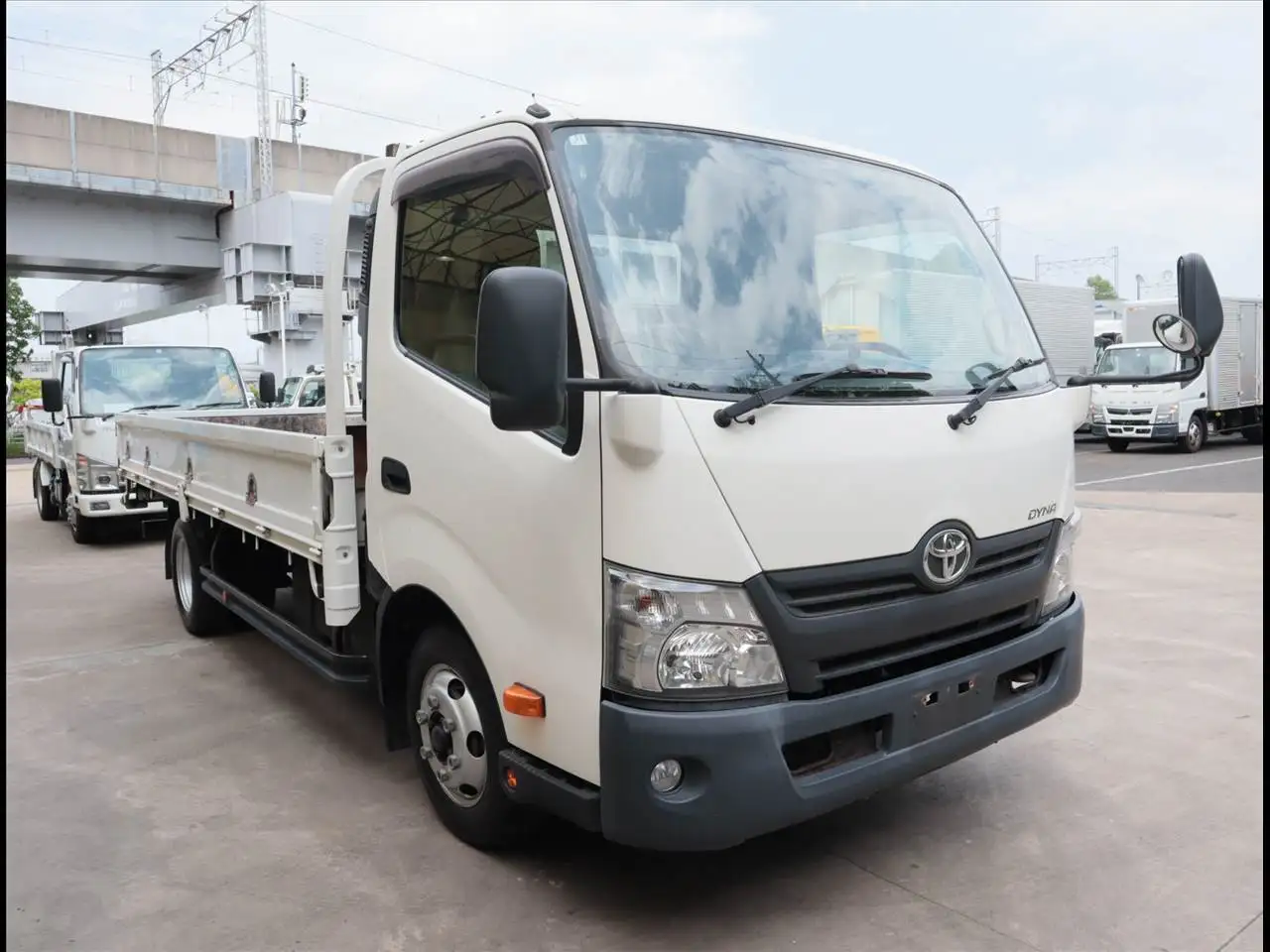 トヨタ ダイナ 小型 平ボディ TKG-XZU710 H28の中古トラック画像2