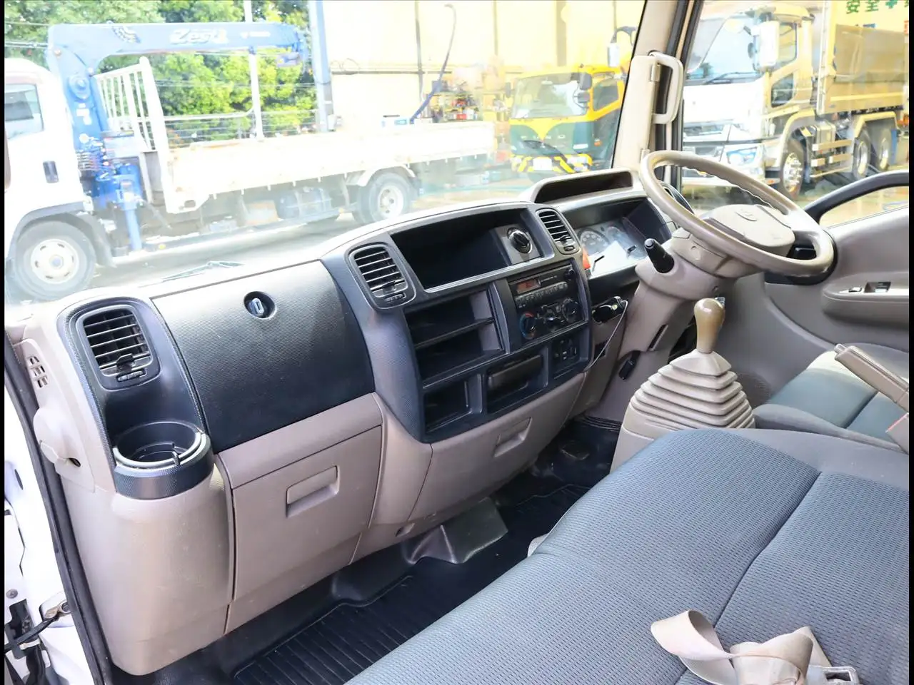 三菱 キャンター 小型 平ボディ Wキャブ TKG-BSZ5F24の中古トラック画像12