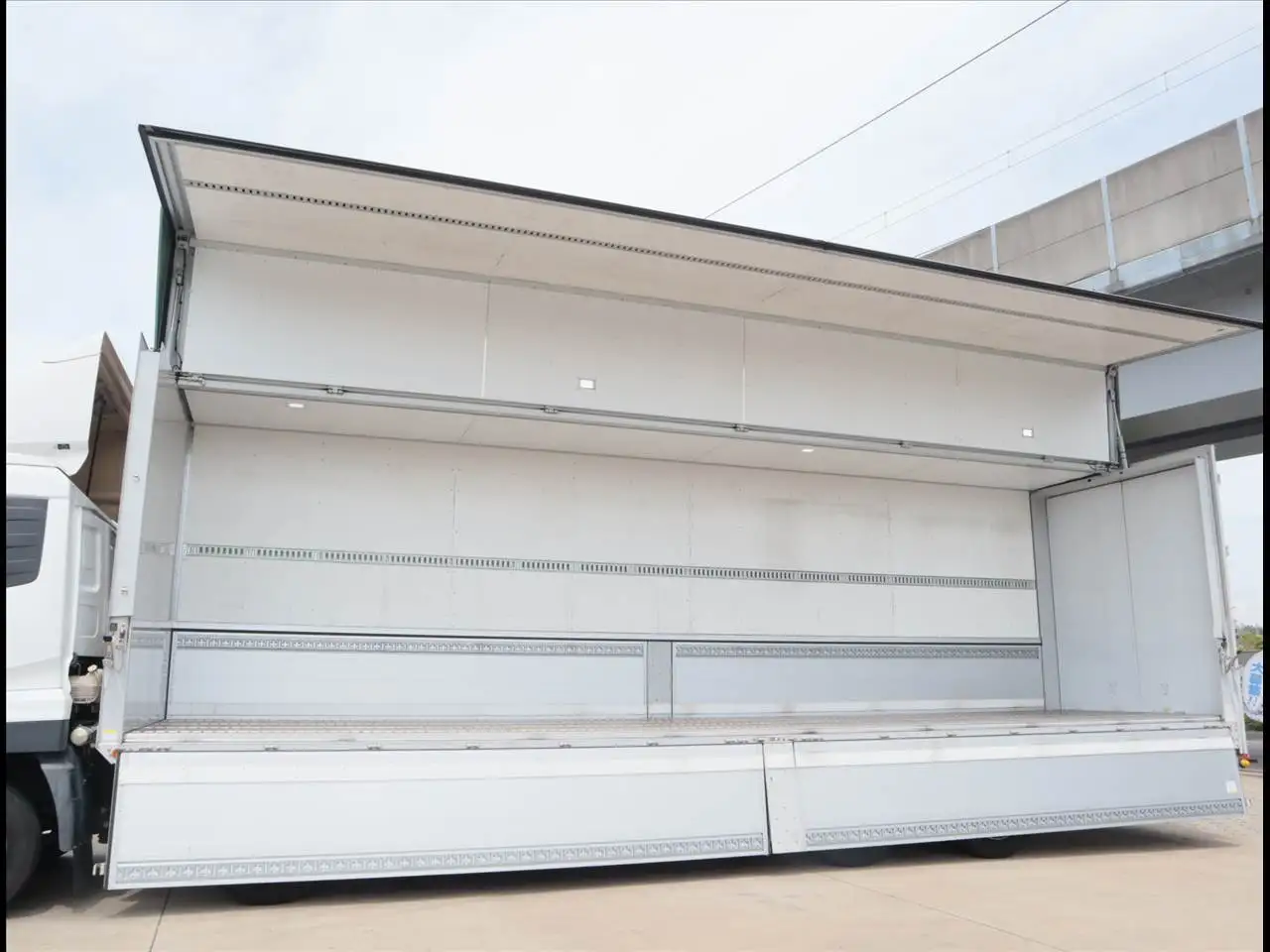 日産UD クオン 大型 ウイング エアサス ベッドの中古トラック画像7