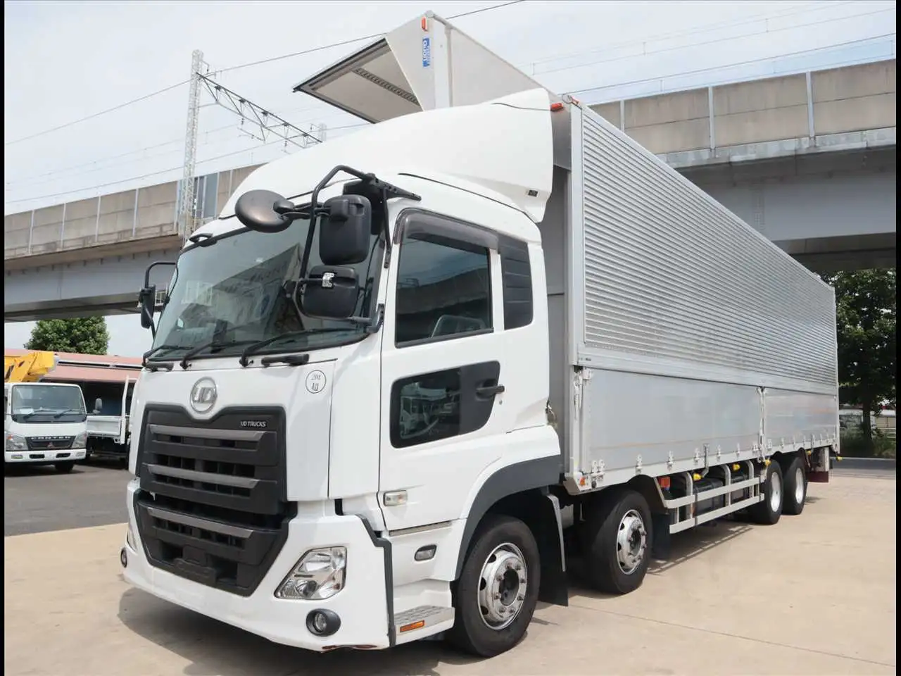 日産UD クオン 大型 ウイング エアサス ベッドの中古トラック画像1