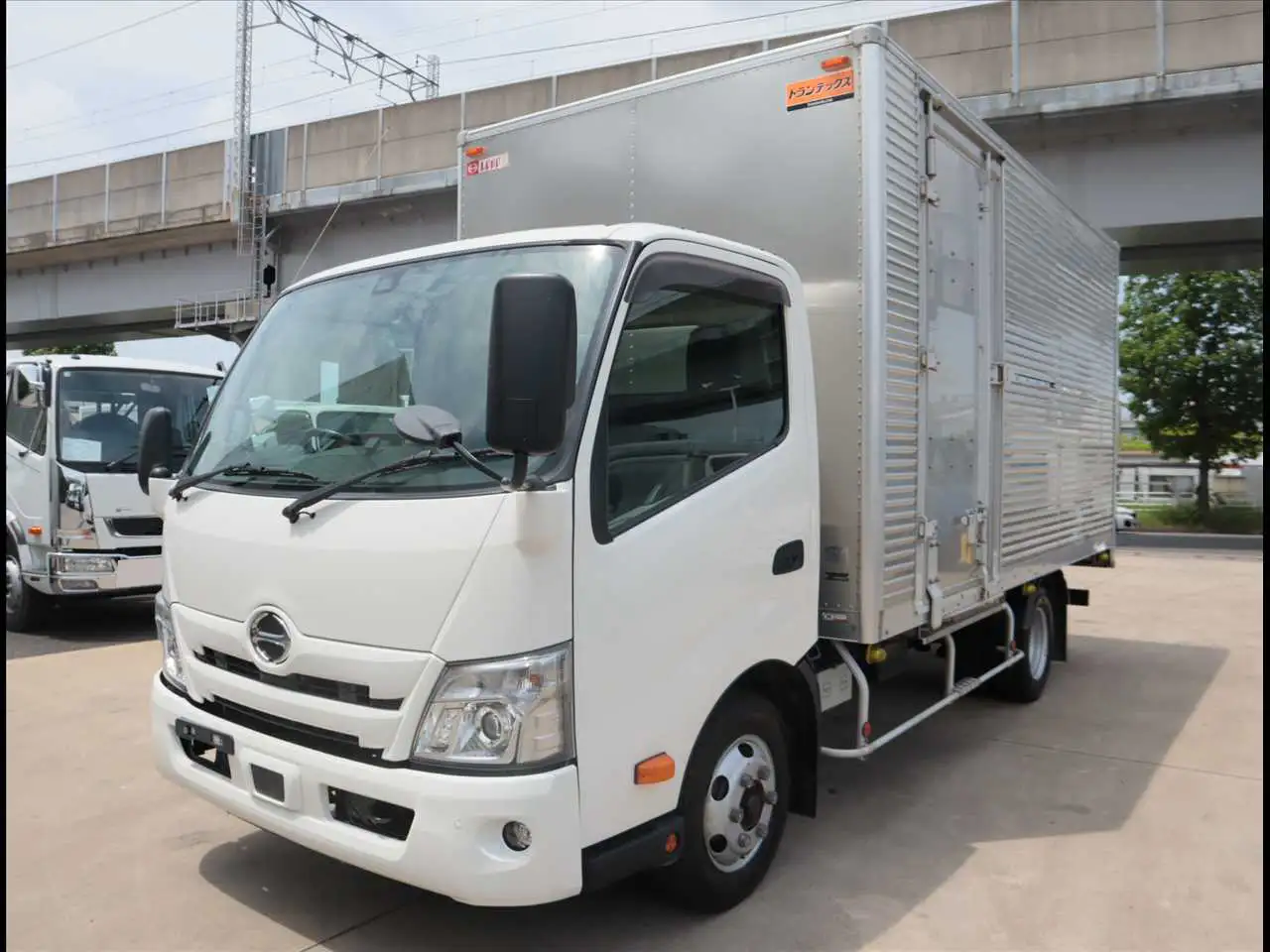 日野 デュトロ 小型 アルミバン サイドドア 2RG-XZU712Mの中古トラック画像1