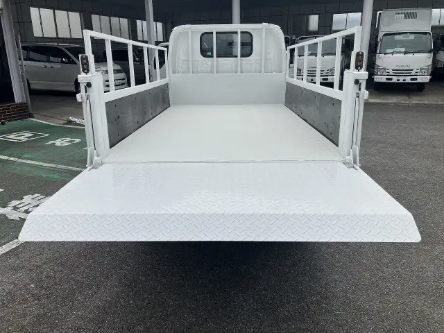 いすゞ エルフ 小型 平ボディ パワーゲート 床鉄板の中古トラック画像4