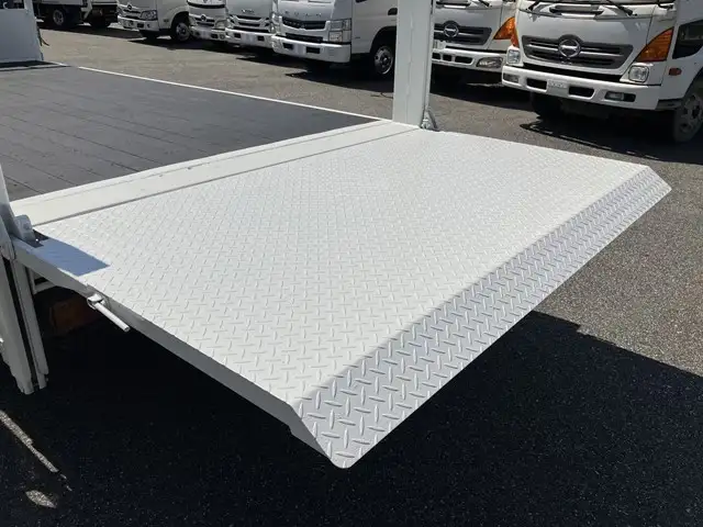 日野 デュトロ 小型 平ボディ パワーゲート SKG-XZU710Mの中古トラック画像6