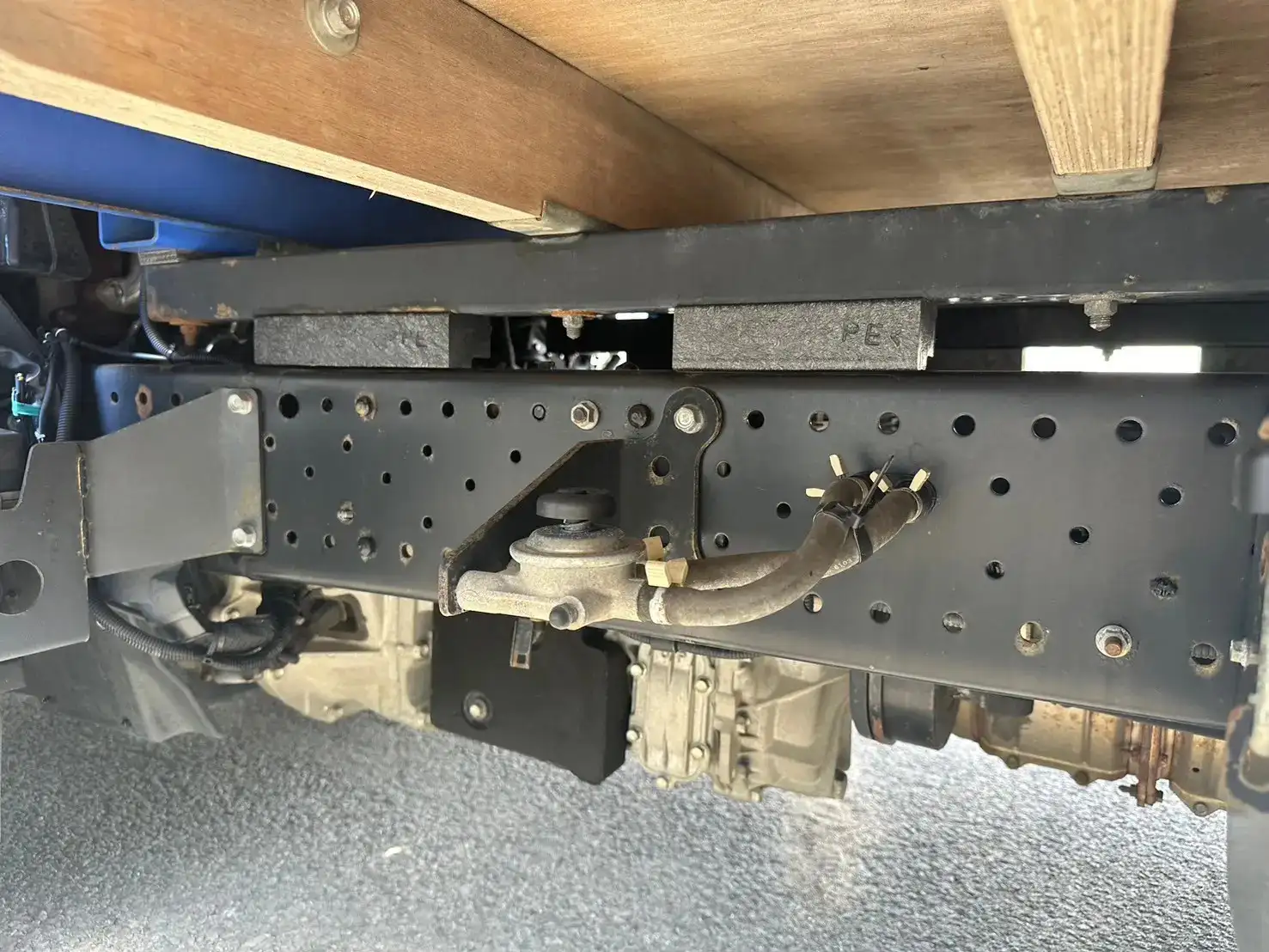 いすゞ エルフ 小型 平ボディ パワーゲート 床鉄板の中古トラック画像像17