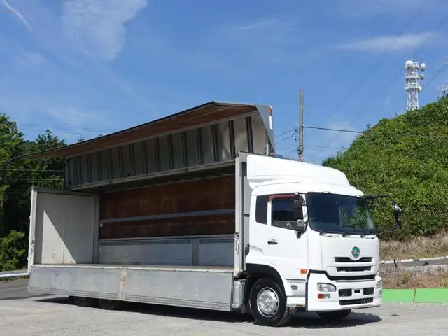 日産UD クオン 大型 ウイング エアサス ベッド｜画像1