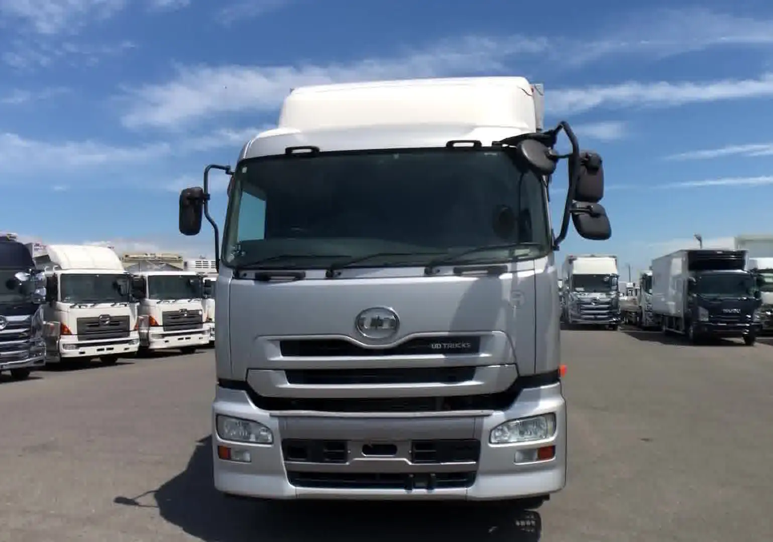日産UD クオン 大型 ウイング エアサス ベッドの中古トラック画像2