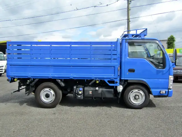 いすゞ エルフ 小型 平ボディ 2RG-NJR88A R5の中古トラック画像2