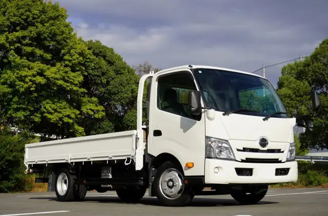 日野 デュトロ 小型 平ボディ 2RG-XZU710M R2の中古トラック画像2