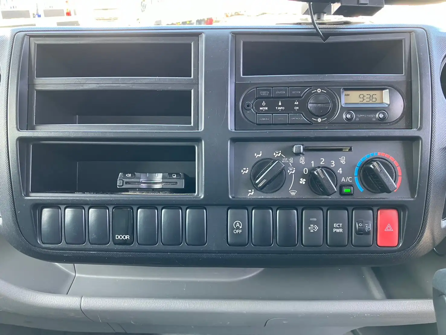 トヨタ ダイナ 小型 アルミバン サイドドア TPG-XZU712の中古トラック画像9