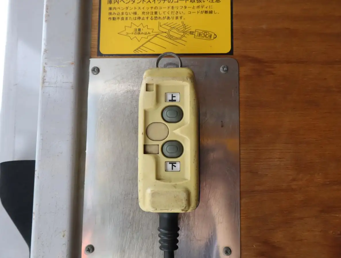 いすゞ エルフ 小型 アルミバン ワイドロング TKG-NPR85AN の いすゞ エルフ 小型 アルミバン ワイドロング TKG-NPR85AN の