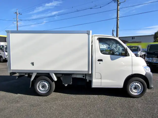 トヨタ タウンエース 小型 冷凍冷蔵 サイドドア 5BF-S413Uの中古トラック画像2