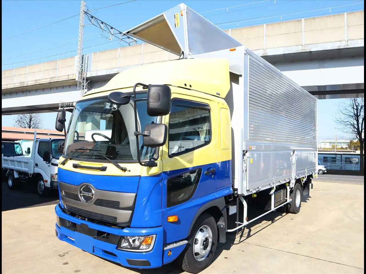 日野 レンジャー 中型/増トン ウイング ベッド 3枚観音の中古トラック画像1