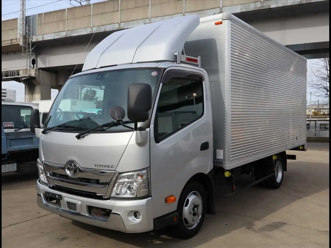 トヨタ トヨエース 小型 アルミバン 2RG-XZU710 R2の中古トラック画像1