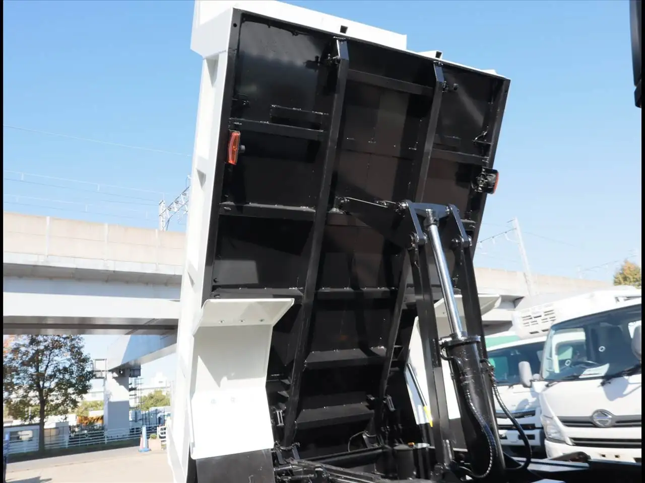 三菱 ファイター 中型/増トン ダンプ ベッド 2KG-FK62FZの中古トラック画像13