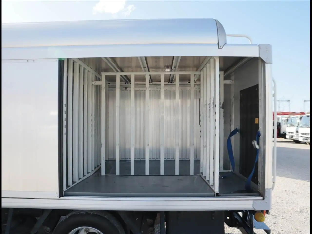 日産 アトラス 小型 アルミバン ボトルカー 2RG-FBA2Yの中古トラック画像4
