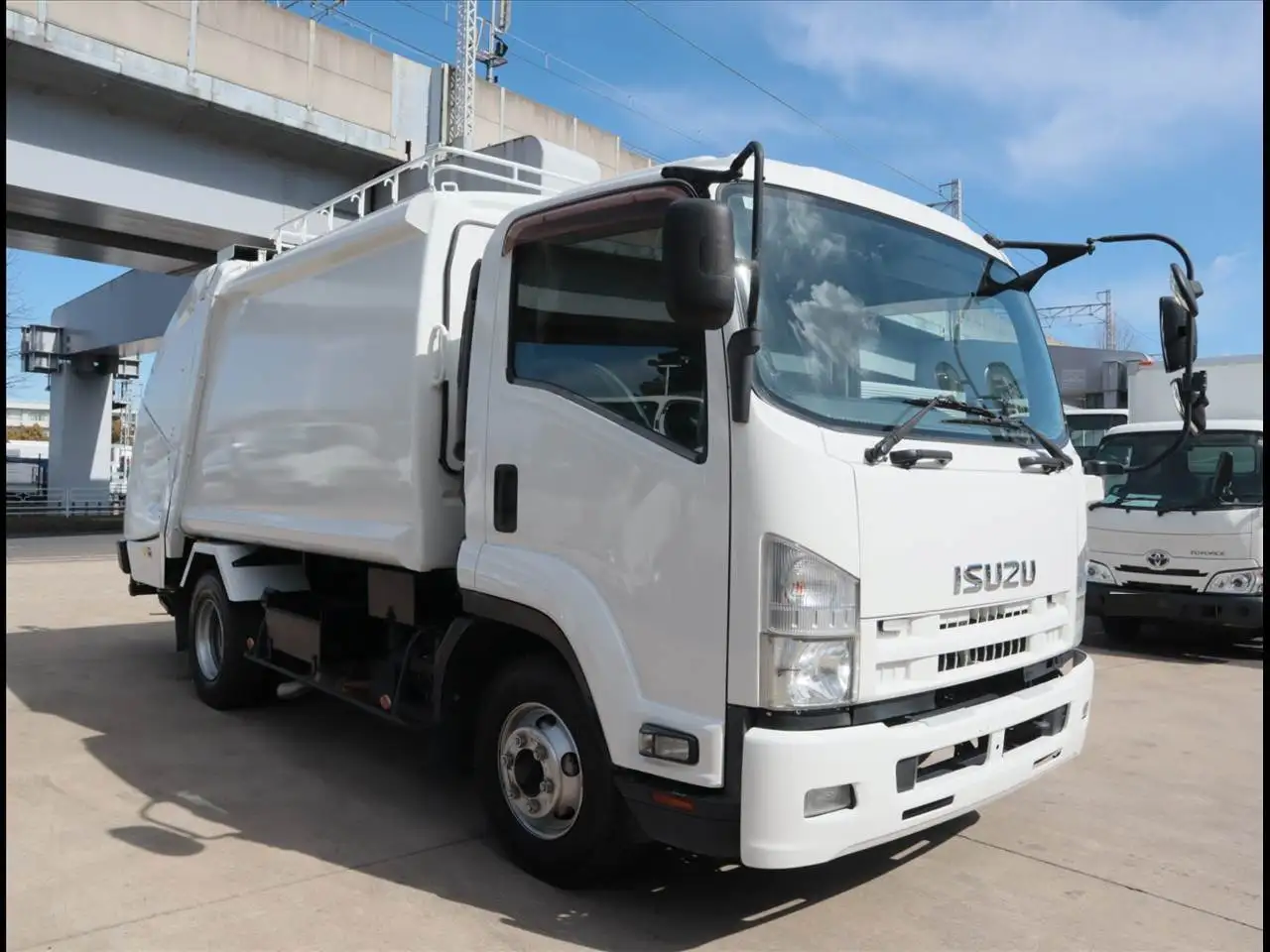 いすゞ フォワード 中型/増トン パッカー車 プレス式 SKG-FRR90S2の中古トラック画像2