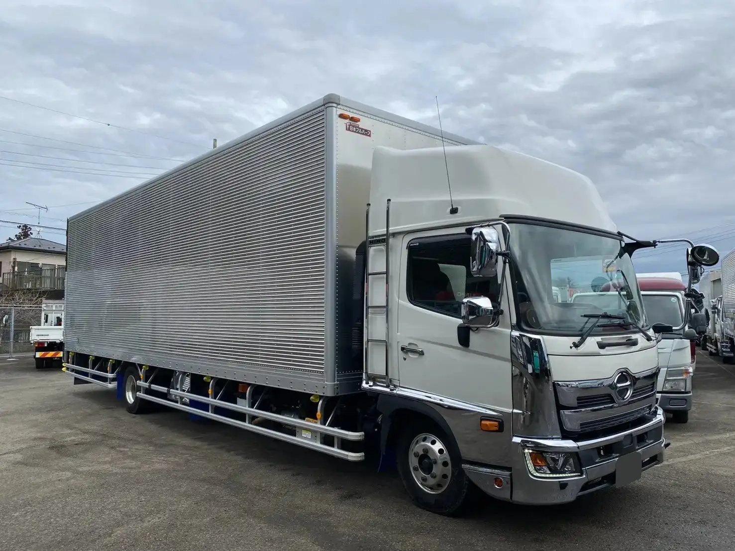 日野 レンジャー 中型/増トン アルミバン エアサス ベッドの中古トラック画像2