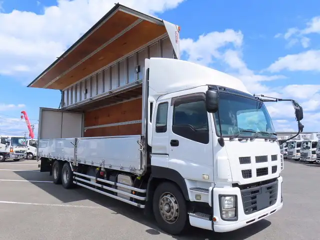 いすゞ ギガ 大型 ウイング エアサス ベッドの中古トラック画像3